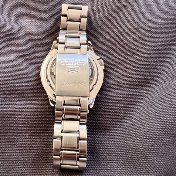 Vintage Seiko Sports 5 Black Face w/ Silver Accents Silver Band Transparent back - Picture 3 of 3